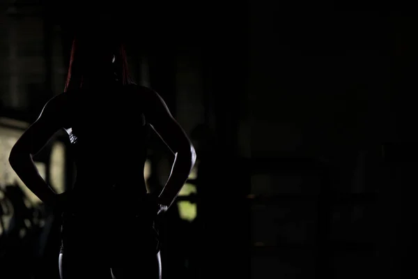 Silhouet Fitness vrouw buigen spieren — Stockfoto
