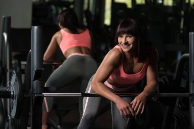 Fitness Center'da bankta oturan kadın