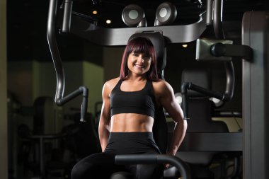 Fitness Center'da bankta oturan kadın