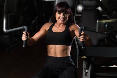 Kadın egzersiz göğüste makine