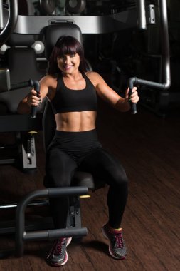 Kadın göğüs spor salonunda egzersiz