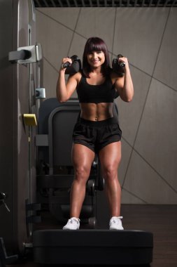 Kadının ağır ağırlık bacaklar için egzersiz yapması