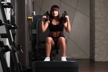 Kadının ağır ağırlık bacaklar için egzersiz yapması