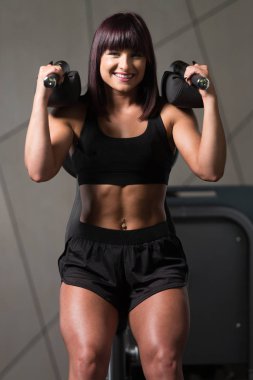 Makinedeki bacaklar için egzersiz yaparak kadın