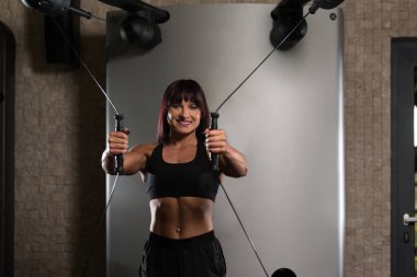 kabloları ile göğüs egzersiz