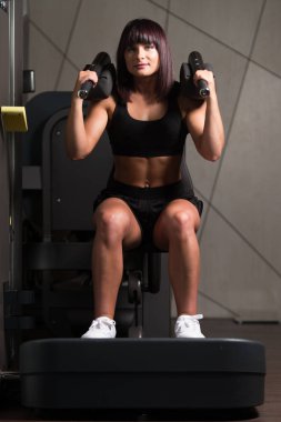 Makinedeki bacaklar için egzersiz yaparak kadın