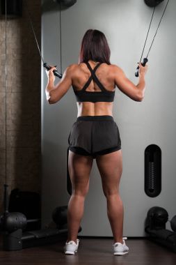 Egzersiz kabloları ile geri