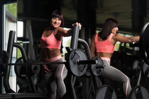 Fitness Center'da bankta oturan kadın