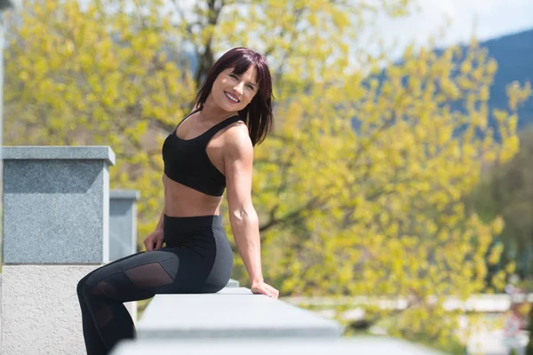 Fitness Woman Resting On Concrete Outdoors — Stock Photo, Image