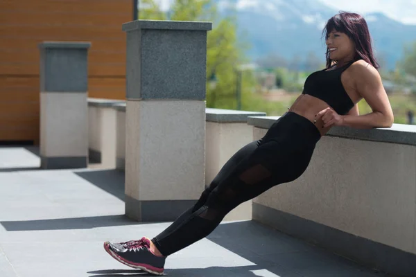 Mujer descansando sobre hormigón al aire libre — Foto de Stock