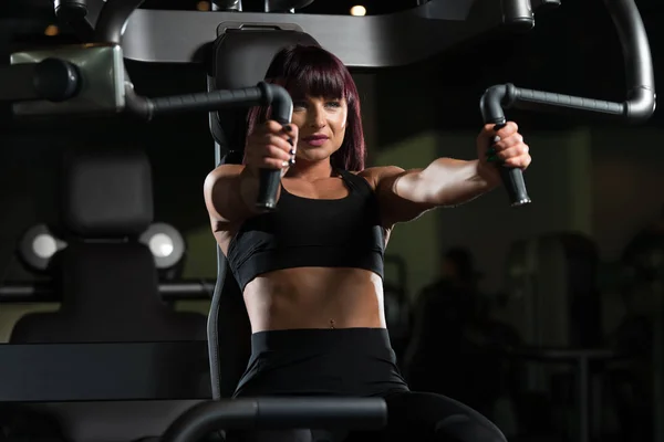 Frau trainiert Brust im Fitnessstudio — Stockfoto