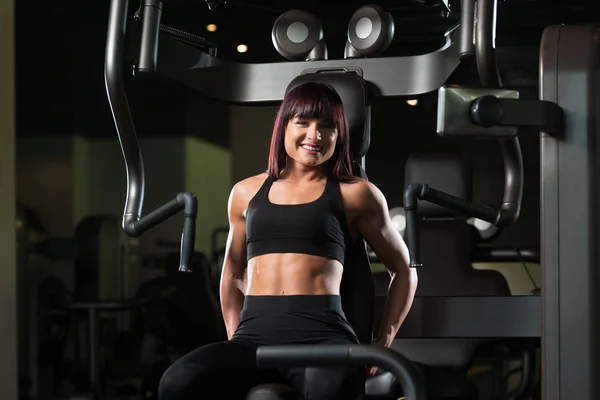 Female Resting On Bench In Fitness Center — Stock Photo, Image