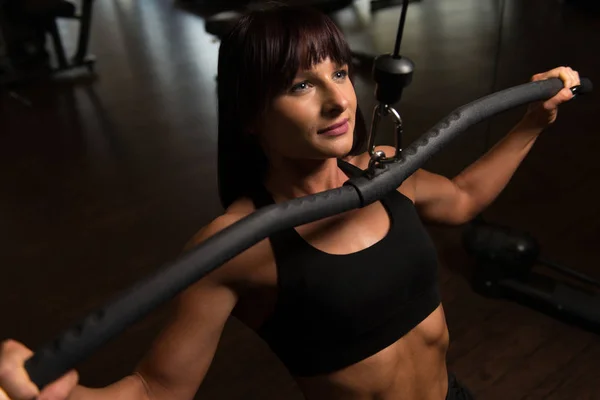 Donna attraente che fa esercizio fisico pesante per la schiena — Foto Stock