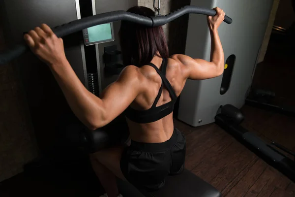 Beautiful Woman Doing Heavy Weight Exercise For Back — Stock Photo, Image