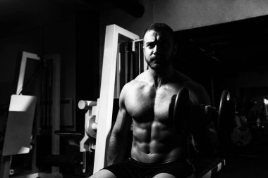 Fitness adam pazı egzersiz Dumbbells ile