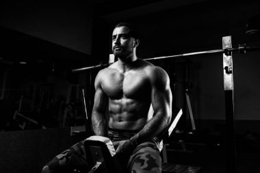 Spor salonu Afther alıştırmada dinlenme çekici genç adam