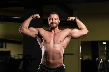 kaslı adam içinde jimnastik salonu kas esneme