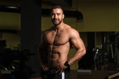 Yakışıklı kaslı adam içinde jimnastik salonu kas esneme