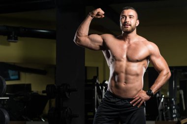 Yakışıklı kaslı adam içinde jimnastik salonu kas esneme