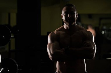 Siluet vücut geliştirmeci kasların esneme