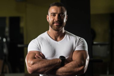 Beyaz tişörtlü bir Fitness adam portresi