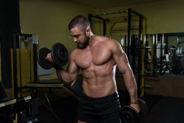 Pazı egzersiz Dumbbells ile adam