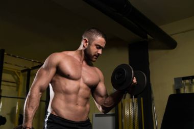 Pazı egzersiz bir spor salonunda Dumbbells ile