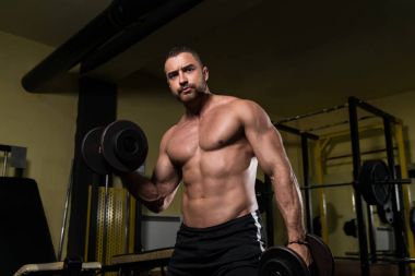 pazı dumbbells ile egzersiz vücut geliştirmeci