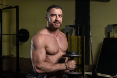 Pazı egzersiz Dumbbells ile adam