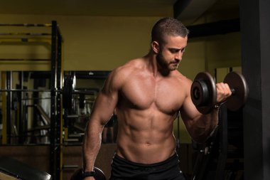 pazı dumbbells ile egzersiz vücut geliştirmeci