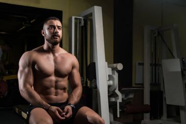 Spor salonu Afther alıştırmada dinlenme çekici genç adam