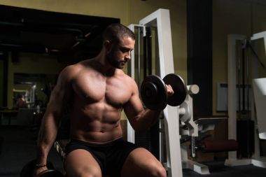 Pazı egzersiz bir spor salonunda Dumbbells ile