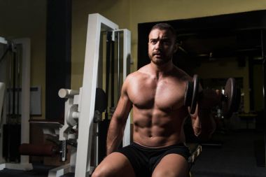 pazı dumbbells ile egzersiz vücut geliştirmeci