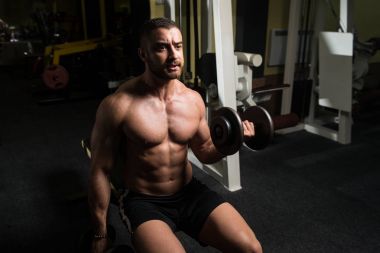 Pazı egzersiz bir spor salonunda Dumbbells ile