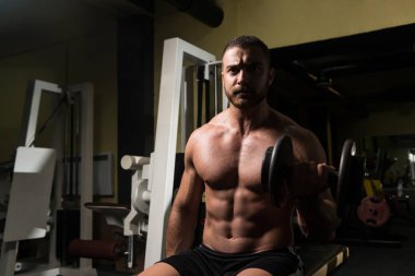 pazı dumbbells ile egzersiz vücut geliştirmeci