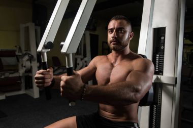 Vücut geliştirmeci egzersiz göğüste makine