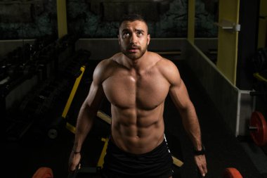 Trapezius için ağır egzersiz yaparak kas modeli