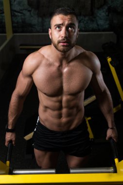 Trapezius için ağır egzersiz yapan erkek