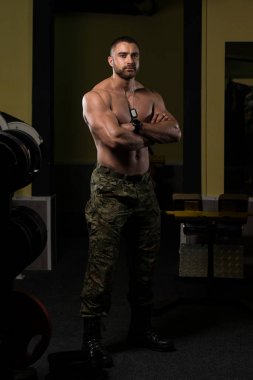 Bir Fitness adam portresi çapraz eller