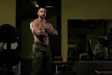 Bir Fitness adam portresi çapraz eller