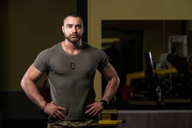 Yeşil T-shirt kaslı bir adam portresi