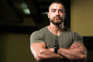 Yeşil T-shirt kaslı bir adam portresi