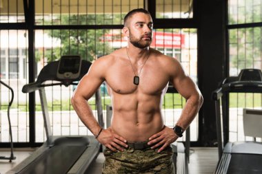 Yakışıklı adam kasların esneme