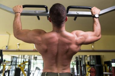 vücut geliştirmeci Pull ups en iyi sırt egzersizleri yapıyor