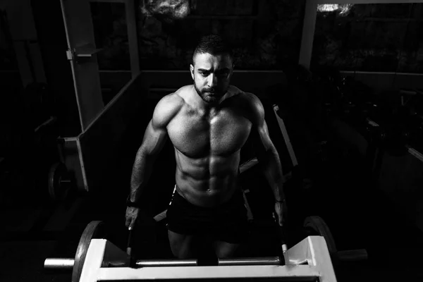 Homem fazendo exercício de peso pesado para Trapezius — Fotografia de Stock