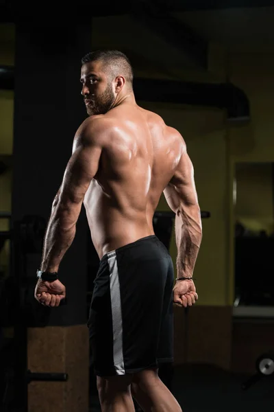 Grave culturista in piedi nella palestra — Foto Stock