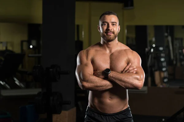 Retrato de um homem musculoso fisicamente apto — Fotografia de Stock