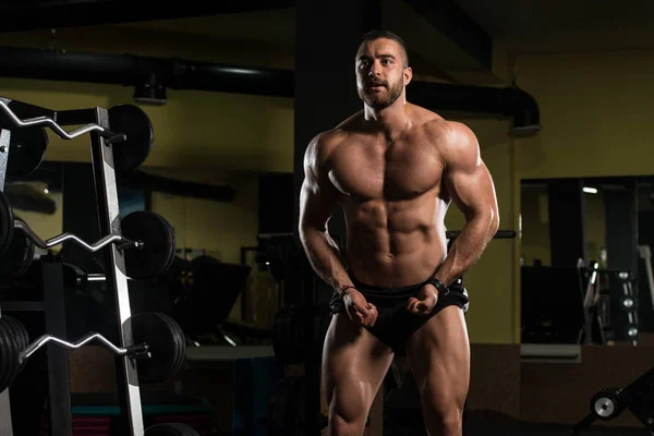 Hombre sano con paquete de seis —  Fotos de Stock