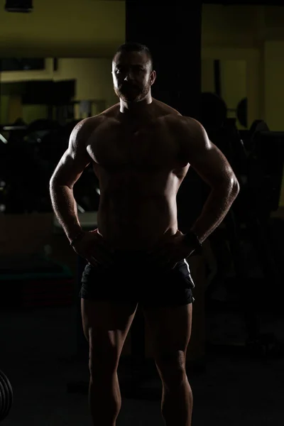 Siluet Muscular Man Flexing Muscles In Gym — Stock Photo, Image