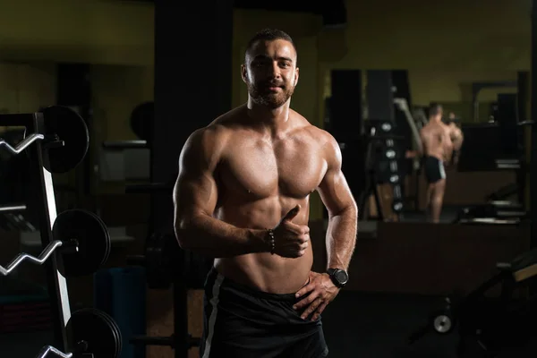 Fitness Hombre Flexing Músculos mostrando los pulgares hacia arriba — Foto de Stock